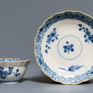 Twaalf Chinese blauwwitte koppen en schotels met floraal decor, Kangxi/Qianlong — foto 3