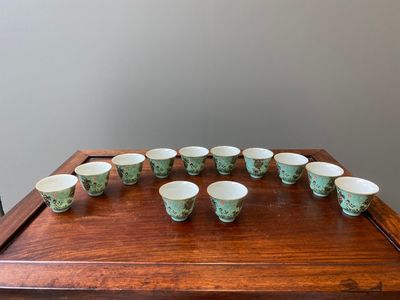 Twaalf Chinese Dayazhai wijnkoppen met grisaille decor op turquoise fondkleur, Yong Qing Chang Chun 永慶長春 merk, Guangxu — foto 1