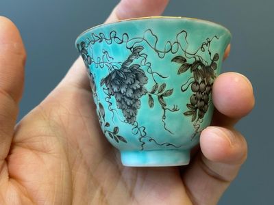 Twaalf Chinese Dayazhai wijnkoppen met grisaille decor op turquoise fondkleur, Yong Qing Chang Chun 永慶長春 merk, Guangxu — foto 12