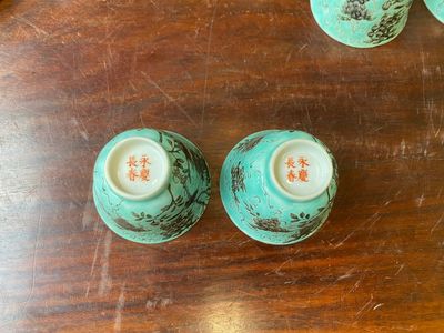 Twaalf Chinese Dayazhai wijnkoppen met grisaille decor op turquoise fondkleur, Yong Qing Chang Chun 永慶長春 merk, Guangxu — foto 4