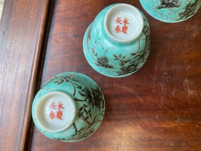 Twaalf Chinese Dayazhai wijnkoppen met grisaille decor op turquoise fondkleur, Yong Qing Chang Chun 永慶長春 merk, Guangxu — foto 6
