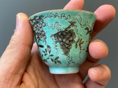 Twaalf Chinese Dayazhai wijnkoppen met grisaille decor op turquoise fondkleur, Yong Qing Chang Chun 永慶長春 merk, Guangxu — foto 8
