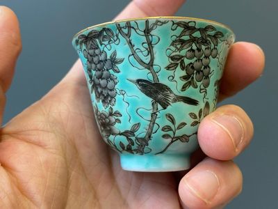 Twaalf Chinese Dayazhai wijnkoppen met grisaille decor op turquoise fondkleur, Yong Qing Chang Chun 永慶長春 merk, Guangxu — foto 9