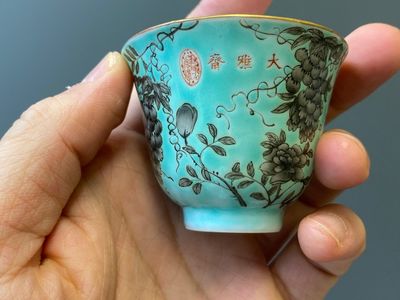 Twaalf Chinese Dayazhai wijnkoppen met grisaille decor op turquoise fondkleur, Yong Qing Chang Chun 永慶長春 merk, Guangxu — foto 10