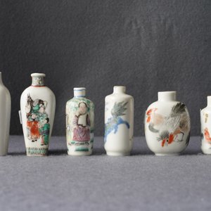 Twaalf Chinese famille rose en verte porseleinen snuifflessen, 19/20e eeuw — foto 15