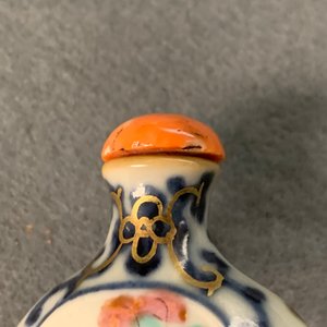 Twaalf Chinese famille rose en verte porseleinen snuifflessen, 19/20e eeuw — foto 26