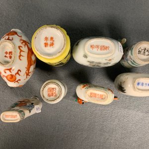 Twaalf Chinese famille rose en verte porseleinen snuifflessen, 19/20e eeuw — foto 27