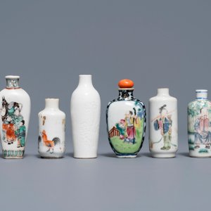 Twaalf Chinese famille rose en verte porseleinen snuifflessen, 19/20e eeuw — foto 7
