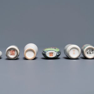 Twaalf Chinese famille rose en verte porseleinen snuifflessen, 19/20e eeuw — foto 9