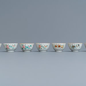 Twaalf Chinese famille rose koppen en schotels, Yongzheng/Qianlong — foto 6