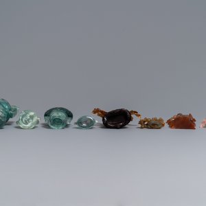 Twaalf Chinese hardstenen sculpturen en een plaquette in een houten tafelscherm, 19/20e eeuw — foto 13