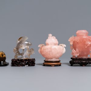 Twaalf Chinese hardstenen sculpturen en een plaquette in een houten tafelscherm, 19/20e eeuw — foto 14