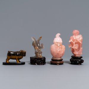Twaalf Chinese hardstenen sculpturen en een plaquette in een houten tafelscherm, 19/20e eeuw — foto 17
