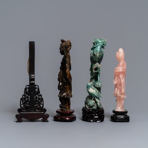 Twaalf Chinese hardstenen sculpturen en een plaquette in een houten tafelscherm, 19/20e eeuw — foto 4