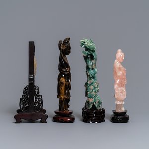 Twaalf Chinese hardstenen sculpturen en een plaquette in een houten tafelscherm, 19/20e eeuw — foto 5