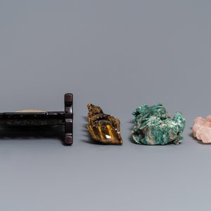 Twaalf Chinese hardstenen sculpturen en een plaquette in een houten tafelscherm, 19/20e eeuw — foto 6