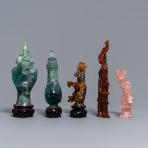 Twaalf Chinese hardstenen sculpturen en een plaquette in een houten tafelscherm, 19/20e eeuw — foto 10