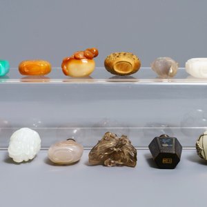 Twaalf Chinese snuifflessen in jade, agaat en lakwerk, 19/20e eeuw — foto 4