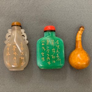 Twaalf Chinese snuifflessen in jade, agaat en lakwerk, 19/20e eeuw — foto 10