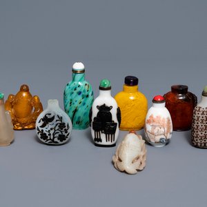 Twaalf diverse Chinese snuifflessen, 20e eeuw — foto 1