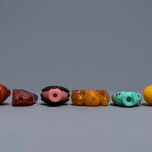 Twaalf diverse Chinese snuifflessen, 20e eeuw — foto 8