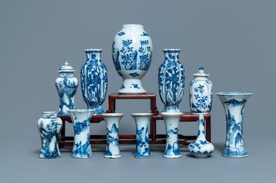 Twaalf kleine Chinese blauw-witte vaasjes, Kangxi