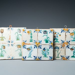 Twaalf polychrome Delftse tegels met bloemen, 17e eeuw — foto 1