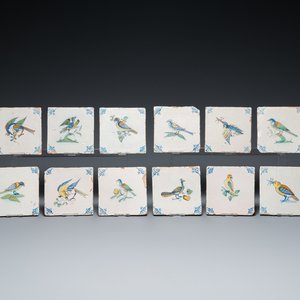 Twaalf polychrome Delftse tegels met vogels, 17e eeuw — foto 1