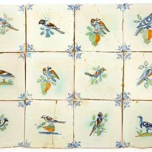 Twaalf polychrome Delftse tegels met vogels, 17e eeuw — foto 1