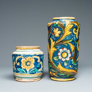 Twee albarelli in polychrome Italiaanse majolica, Caltagirone, 18/19e eeuw — foto 1