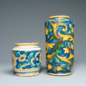 Twee albarelli in polychrome Italiaanse majolica, Caltagirone, 18/19e eeuw — foto 4
