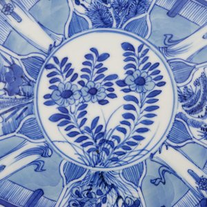 Twee blauw en witte borden en 3 kommen in Chinees porselein, Kangxi en laat Qing-dynastie — foto 9