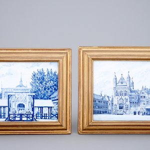 Twee blauw en witte Delftse plaquettes met stadszichten, Makkum, 19e eeuw — foto 1