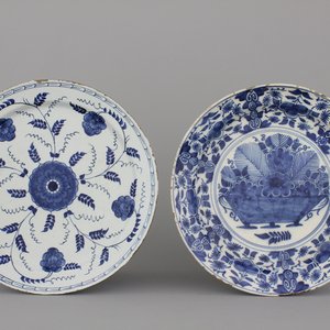 Twee blauw en witte Delftse schotels, 18e eeuw — foto 1