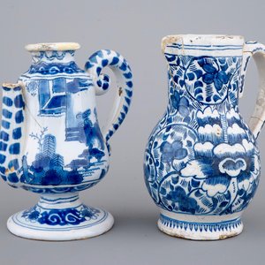 Twee blauw-witte aardewerken kannetjes, Delft, Nevers, 18e eeuw — foto 1