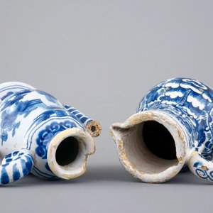 Twee blauw-witte aardewerken kannetjes, Delft, Nevers, 18e eeuw — foto 6