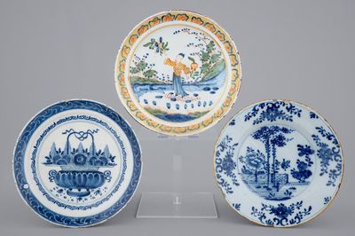 Twee blauw-witte borden en een polychroom met chinoiserie decor, Delft, 18/19e eeuw