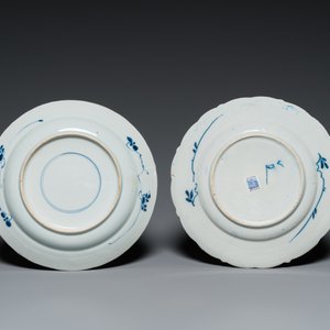 Twee blauw-witte borden met hetzelfde decor in Chinees porselein en Delfts aardewerk, Kangxi en 18e eeuw — foto 3
