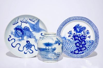 Twee blauw-witte Chinese borden met een arend en tempelleeuwen en een vaas met landschapsdecor, 19/20e eeuw