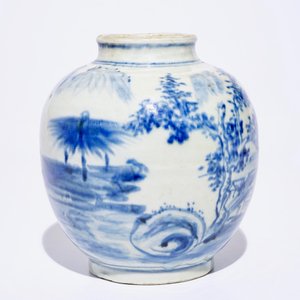 Twee blauw-witte Chinese borden met een arend en tempelleeuwen en een vaas met landschapsdecor, 19/20e eeuw — foto 7