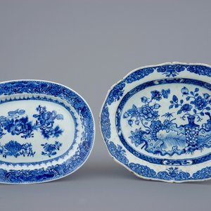 Twee blauw-witte Chinese ovale schotels en een bord, Qianlong — foto 2