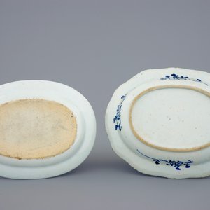 Twee blauw-witte Chinese ovale schotels en een bord, Qianlong — foto 3