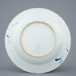 Twee blauw-witte Chinese ovale schotels en een bord, Qianlong — foto 5