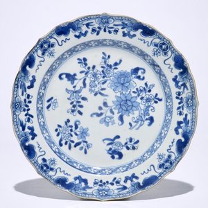 Twee blauw-witte Chinese schotels en negen borden, Qianlong — foto 2