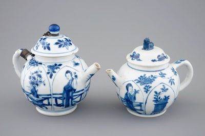 Twee blauw-witte Chinese theepotjes met deksels, Kangxi
