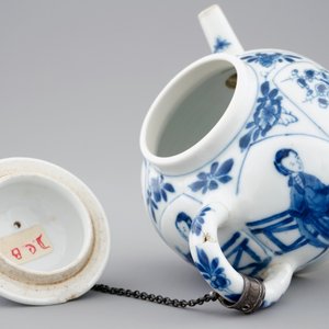 Twee blauw-witte Chinese theepotjes met deksels, Kangxi — foto 12