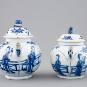 Twee blauw-witte Chinese theepotjes met deksels, Kangxi — foto 3
