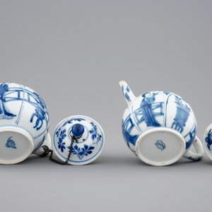Twee blauw-witte Chinese theepotjes met deksels, Kangxi — foto 7