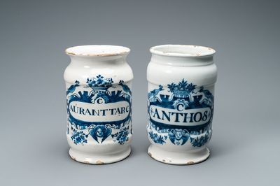 Twee blauw-witte Delftse albarello-type apothekerspotten, 18e eeuw
