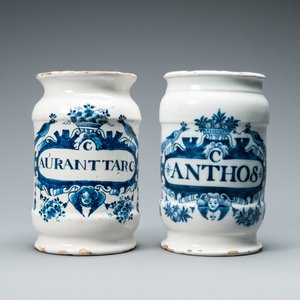 Twee blauw-witte Delftse albarello-type apothekerspotten, 18e eeuw — foto 2